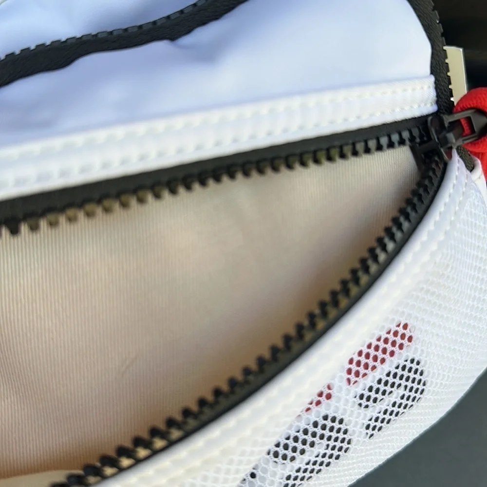 New GUESS Crossbody/Messenger Bag